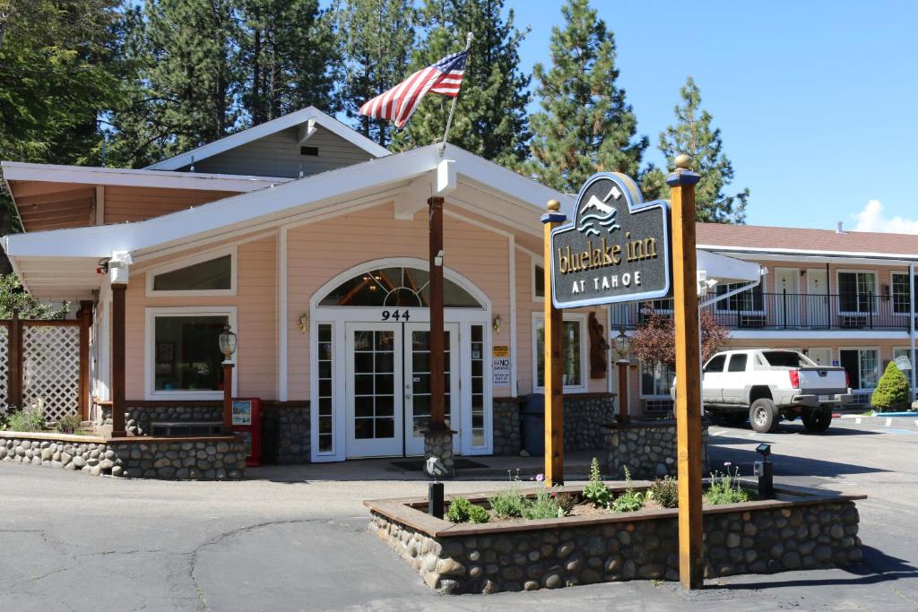 un ristorante con un cartello di fronte a un edificio di Bluelake Inn @ Heavenly Village a South Lake Tahoe