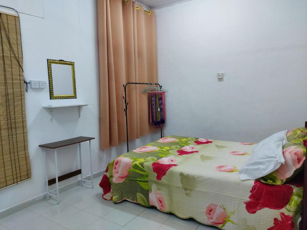 a room with a bed in a room at SEROJA HOMESTAY in Baling