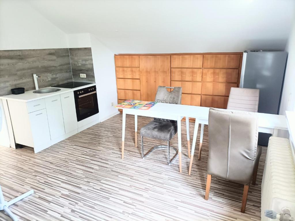 uma cozinha com mesa e cadeiras num quarto em FMI13Furnished Accommodation em Königstädten