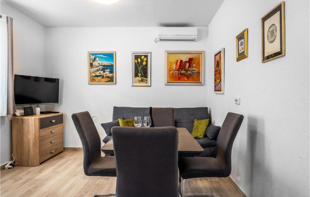 Posedenie v ubytovaní 4 Bedroom Beautiful Home In Raslina