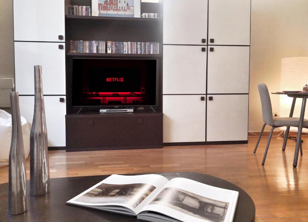 Intrho Navigli-Centro Apartment - Modern & Cozy