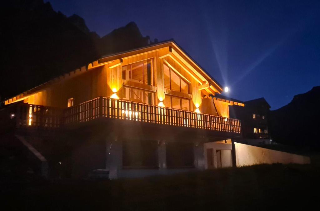 een huis met 's nachts lichten erop bij Gargellen Lodge in Gargellen