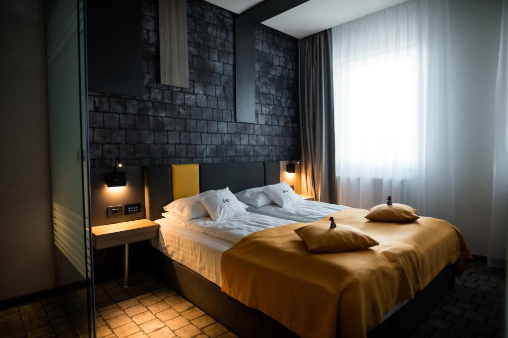 Un pat sau paturi într-o cameră la Hotel Epic Centrum