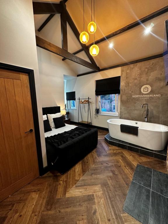 Ένα μπάνιο στο Stunning Town Center Cottage with hot tub