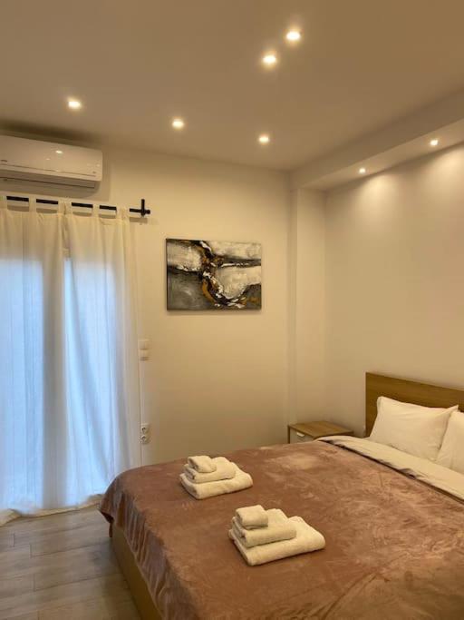 una camera da letto con un letto e due asciugamani di Elysian - AT067 ad Atene