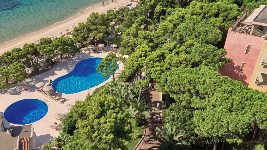 una vista aerea sulla spiaggia e sulle piscine di un resort di Forte Village Resort - Il Castello a Santa Margherita di Pula
