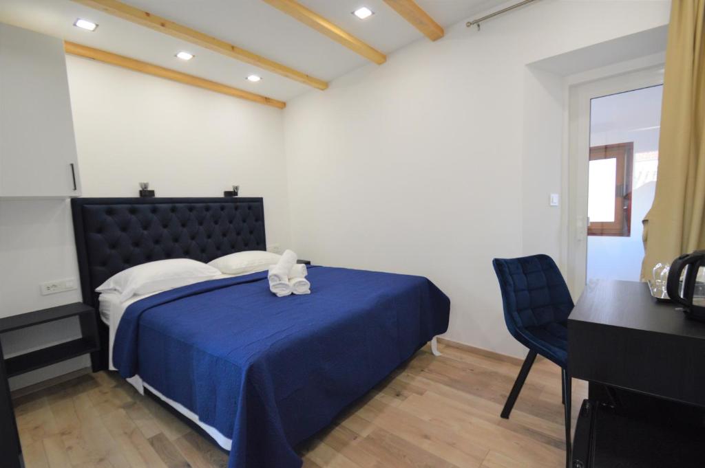 K rooms old town self check in - 7