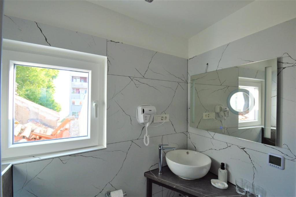 K rooms old town self check in - 14