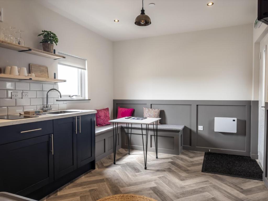 Η κουζίνα ή μικρή κουζίνα στο Goodstay Lodges by Urban Space
