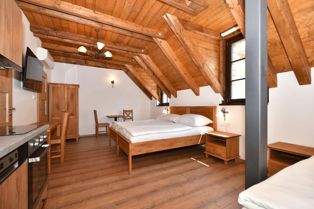 Postel nebo postele na pokoji v ubytování Zámek Castle Račice - Podzámčí Undercastle