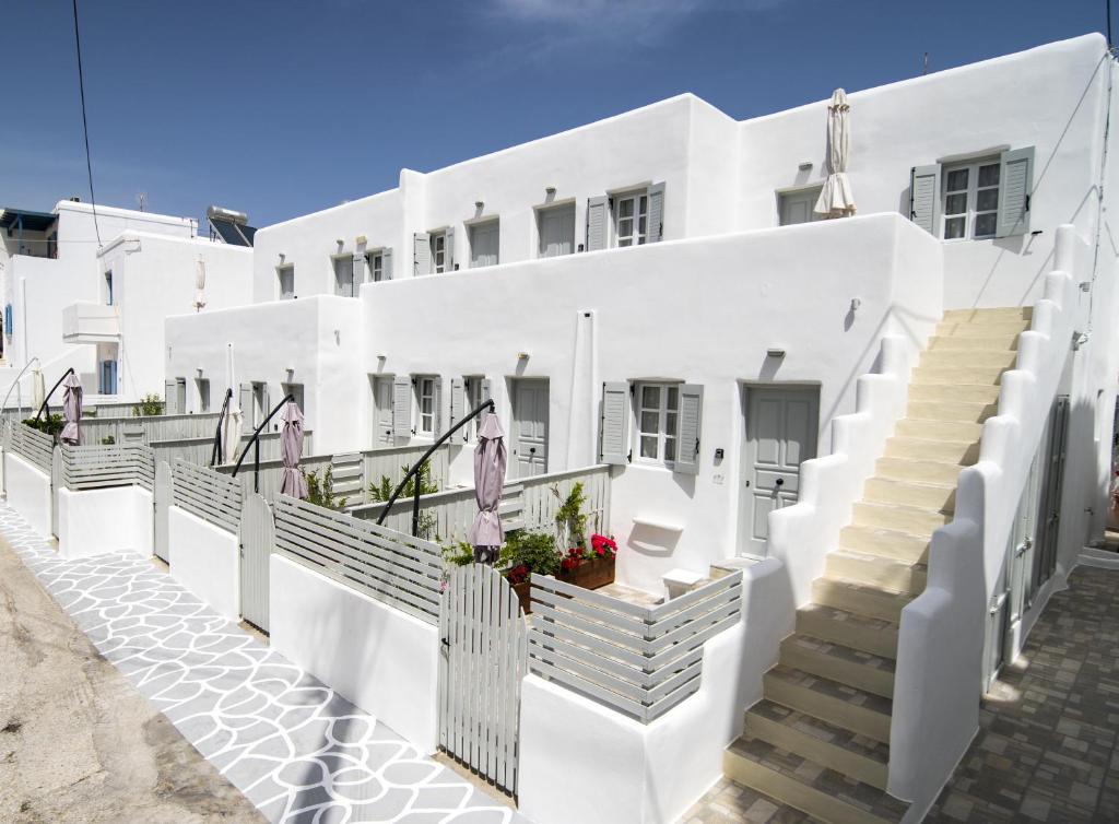 - un bâtiment blanc avec des escaliers devant dans l'établissement Porto Naoussa, à Náoussa