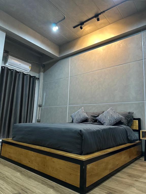 玛哈沙拉堪Khampu Resident ก้ามปู เรสซิเด้นท์的房间里有一张大床的卧室