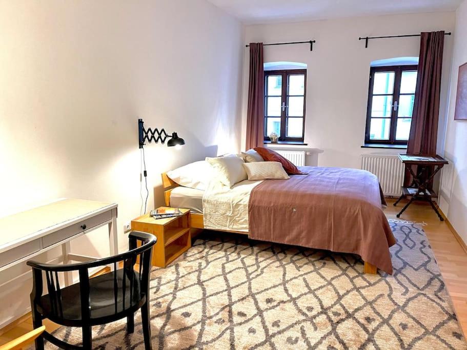 מיטה או מיטות בחדר ב-Clusius-Apartment, kleine Wohnung im histor. Stadtkern