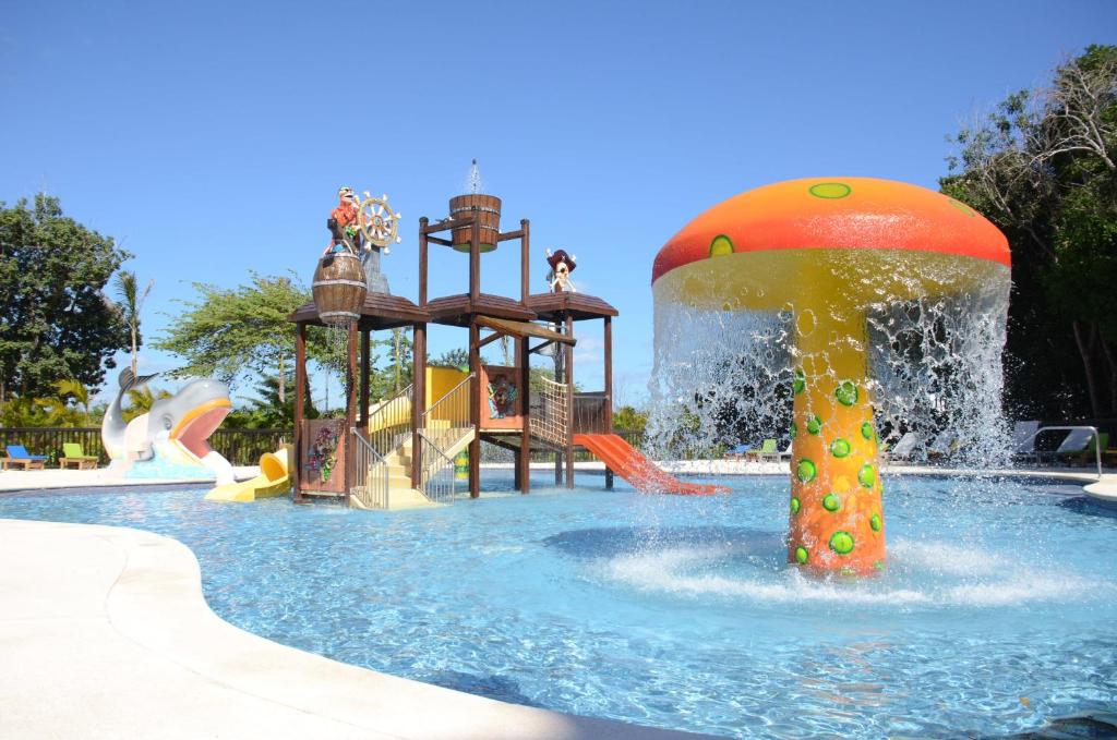 einen Wasserpark mit einer Wasserrutsche und einem Spielplatz in der Unterkunft Princess Family Club Riviera - All Inclusive in Playa del Carmen