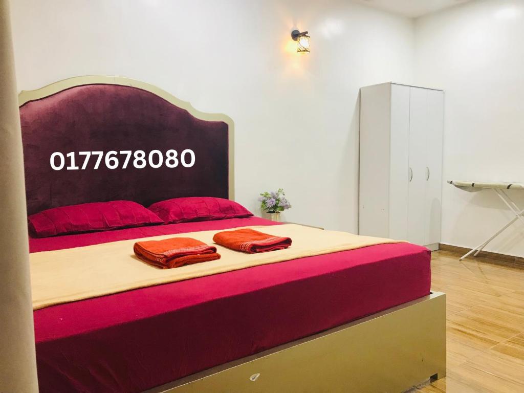 sypialnia z dużym łóżkiem z dwoma ręcznikami w obiekcie Alyn Home Batu Pahat VI Wifi w mieście Batu Pahat