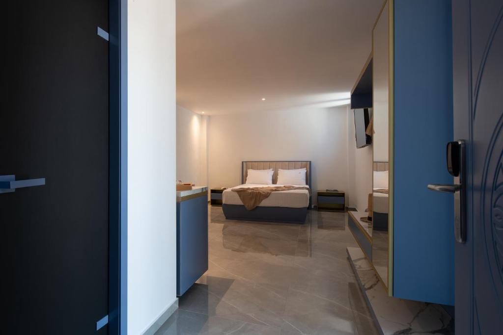 Postel nebo postele na pokoji v ubytování Acropol Golden Suites