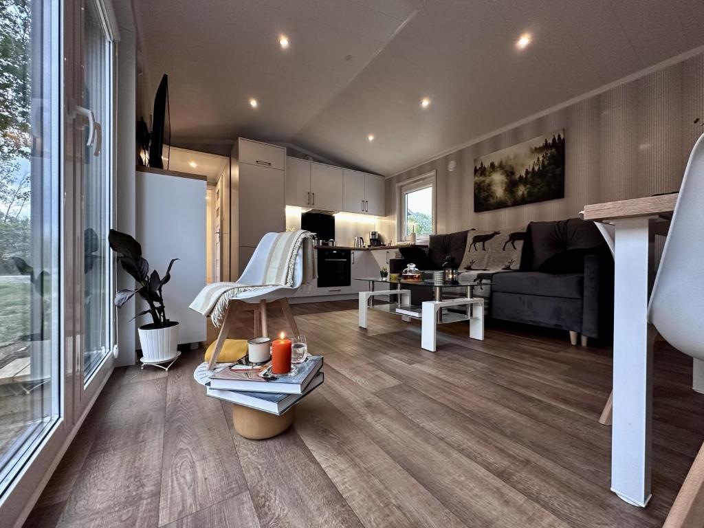 SolliにあるSarpsborg Apartments - Utne Campingのソファとテーブルのあるリビングルーム