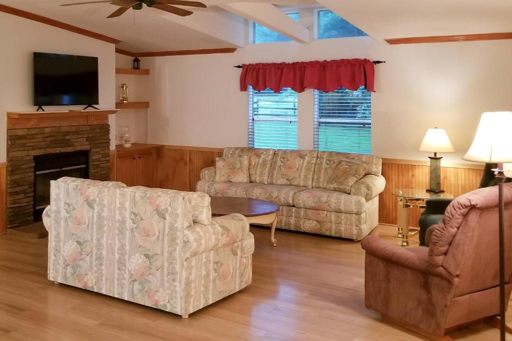 sala de estar con sofá y chimenea en Adeventure Abode, en Silver Springs