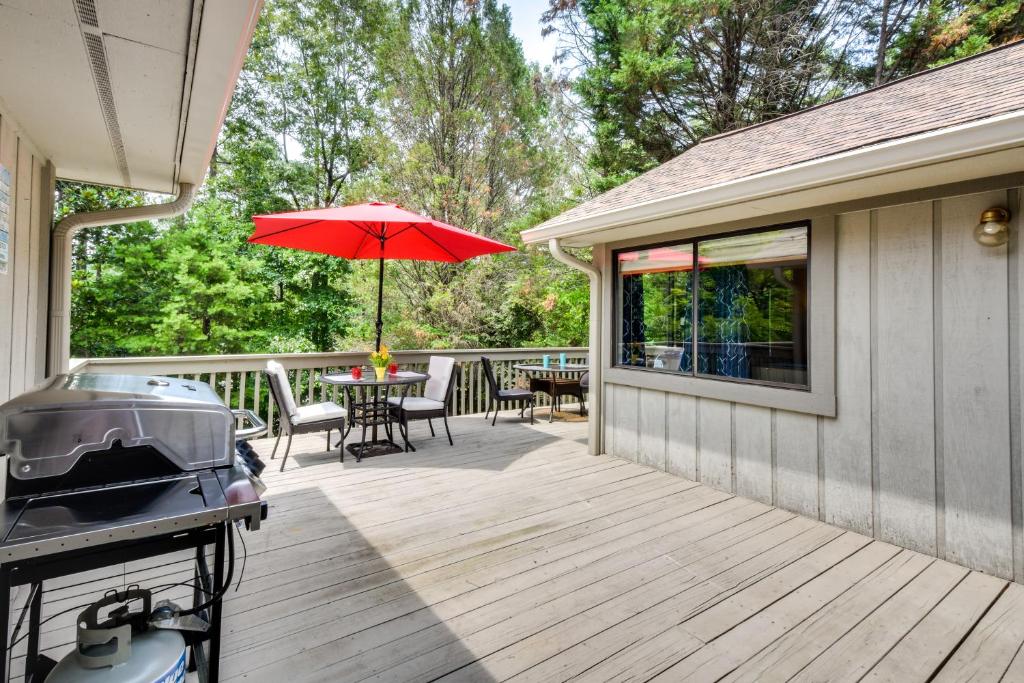 Charming Salem Townhome with Deck Near Lake Keowee, Salem Updated
