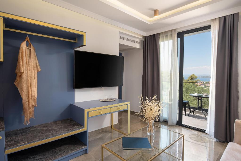 TV a/nebo společenská místnost v ubytování Acropol Golden Suites