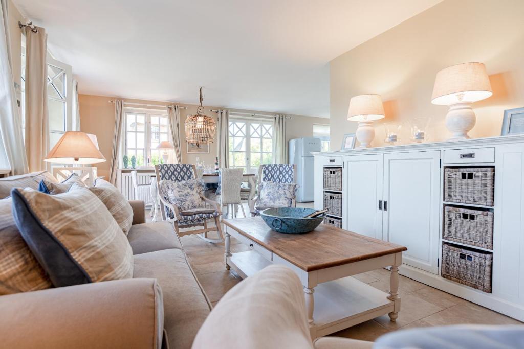 a living room with a couch and a table at Gelys Huus in Midlum