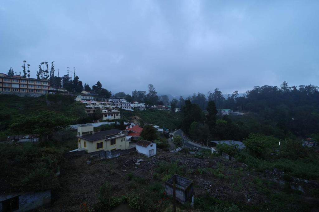 uma vista aérea de uma cidade com casas numa colina em Jayaraj Residency em Kodaikānāl