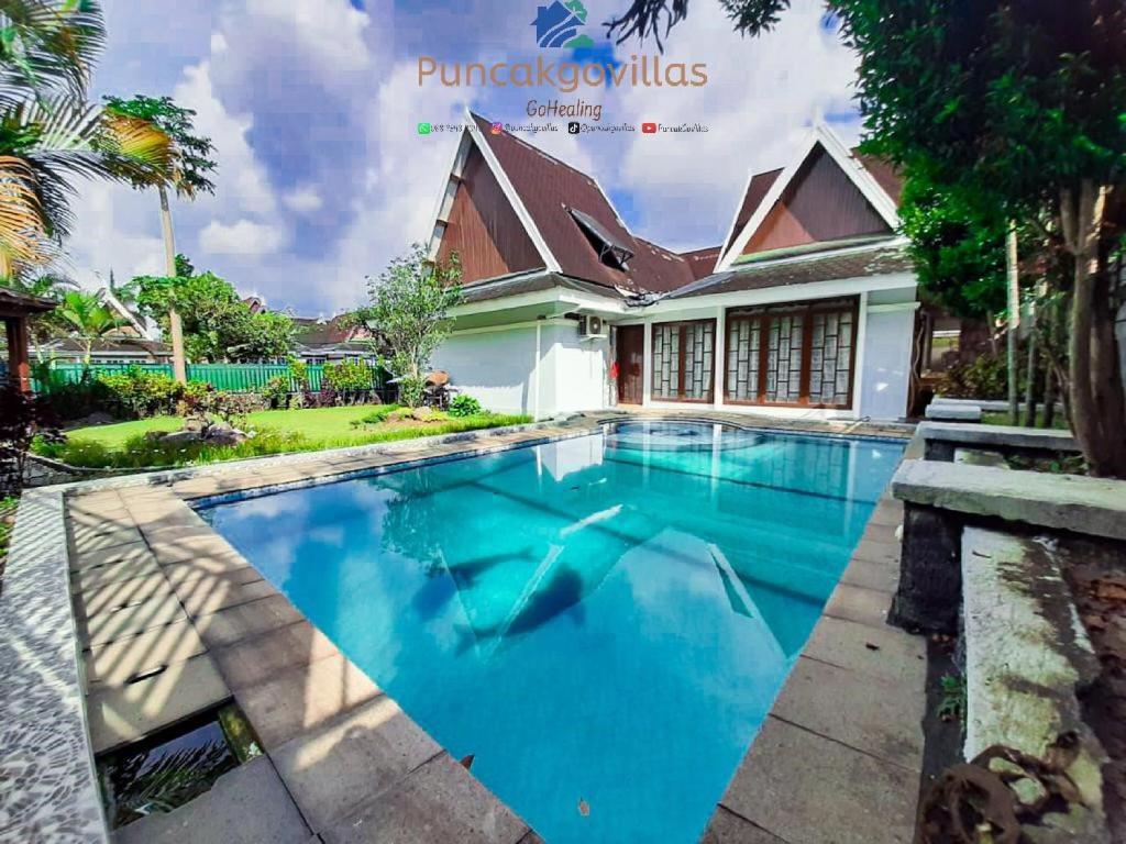 uma piscina em frente a uma casa em Villa Kota Bunga M5 01 em Cikundul