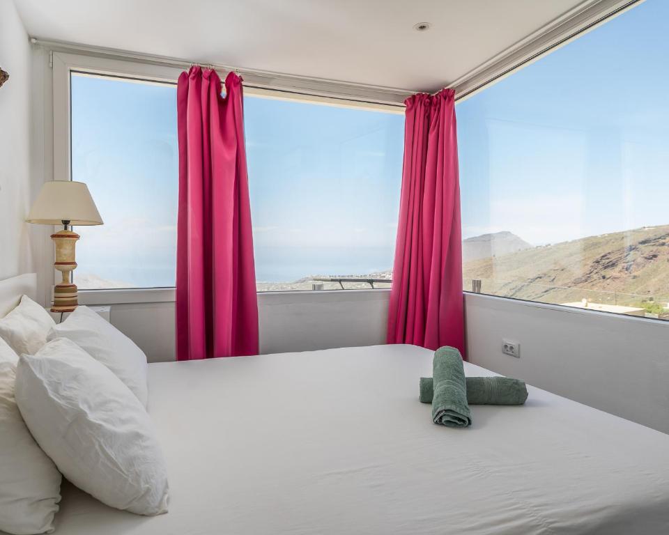 um quarto com uma cama grande e uma janela grande em Lo mejor de la montaña, Vista Bonita Atico em Jama