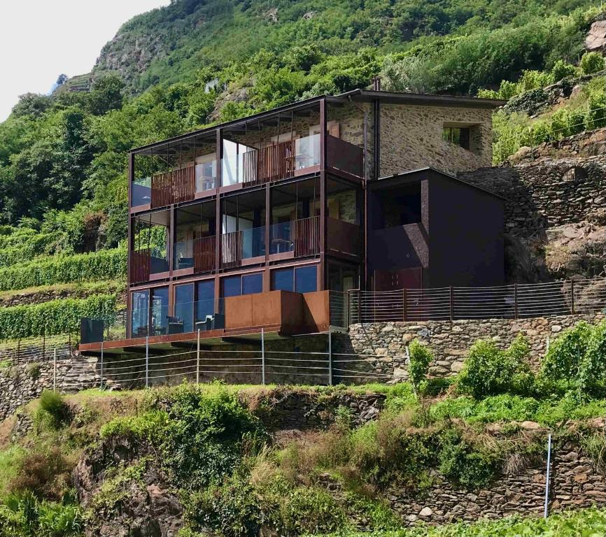 una casa al lado de una montaña en Ca' Barroni Agriresort en Sondrio