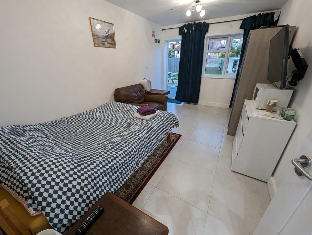 małą sypialnię z łóżkiem i kuchnią w obiekcie N D Room w Oksfordzie