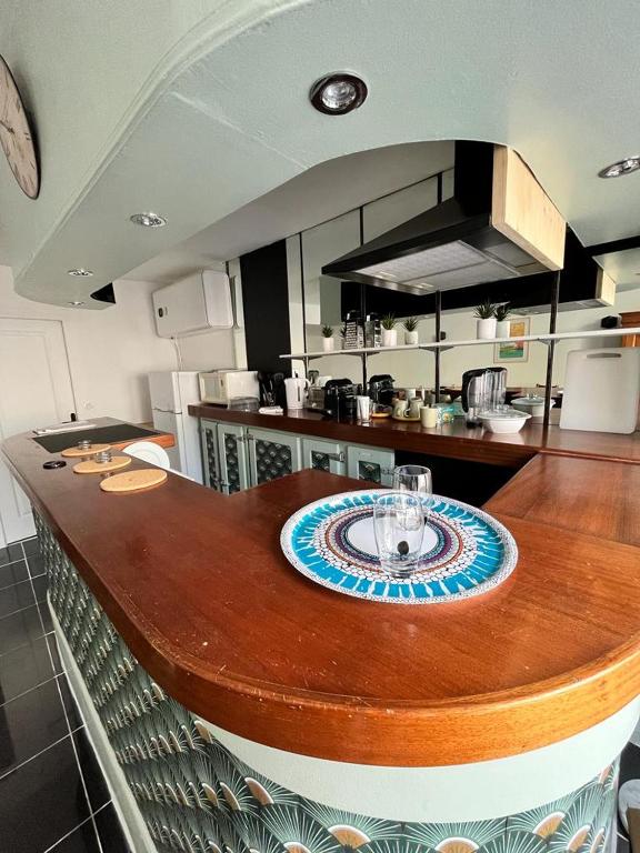 - une cuisine avec un comptoir en bois et une plaque de cuisson dans l'établissement Grand studio bord de mer, à Dieppe