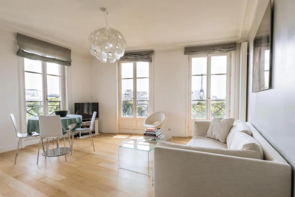 un salon avec un canapé et une table dans l'établissement Central&Spacious 2BD Apart for 4 in Champs Elysées, à Paris
