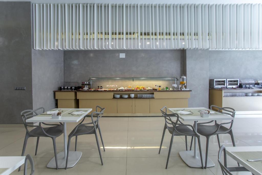 Příslušenství pro přípravu čaje a kávy v ubytování Hotel Monte Puertatierra