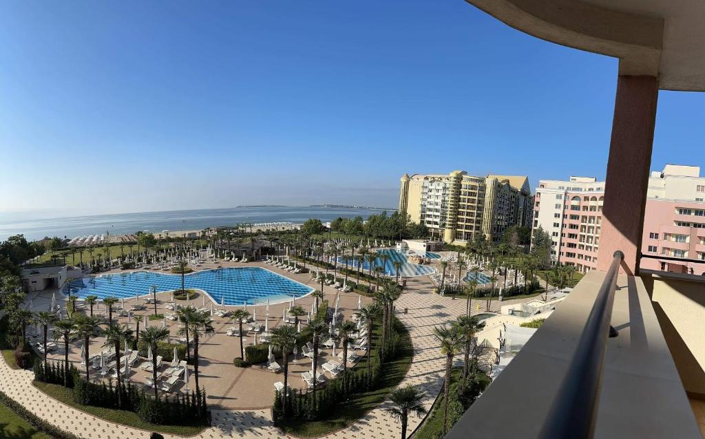 Bazén v ubytování Sunny Majestic Private Apartment nebo v jeho okolí