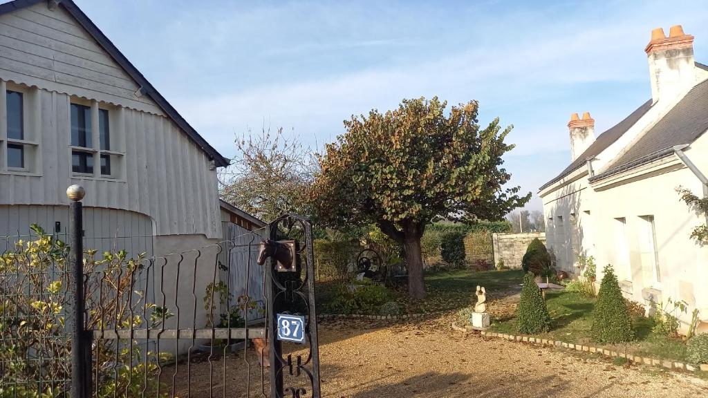 un portail dans une cour à côté d'une maison dans l'établissement VELOFT, à Villebernier