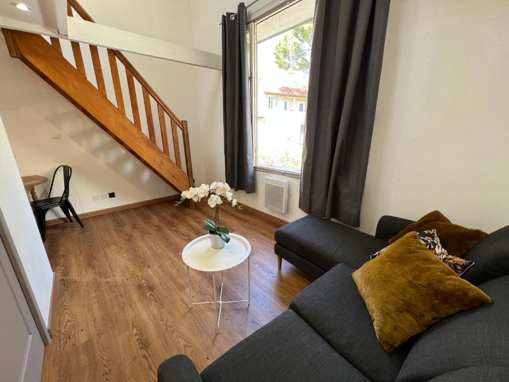 Χώρος καθιστικού στο TRÈS CHARMANT DUPLEX ROTONDE*WIFI*CLIM*SMART TV