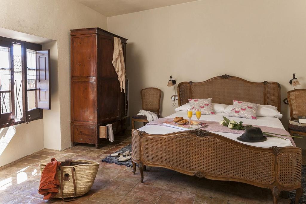 A bed or beds in a room at Can Barrina