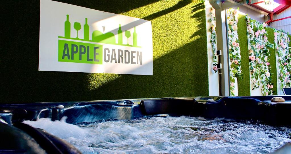 un toboggan dans un jardin de pommiers avec un panneau dans l'établissement AppleGarden, à Debrecen