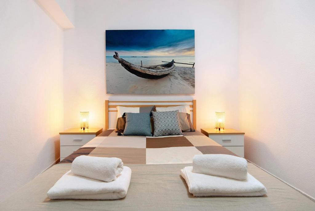 1 dormitorio con 1 cama con una foto de un barco en Las Canteras Verol with Garage, en Las Palmas de Gran Canaria