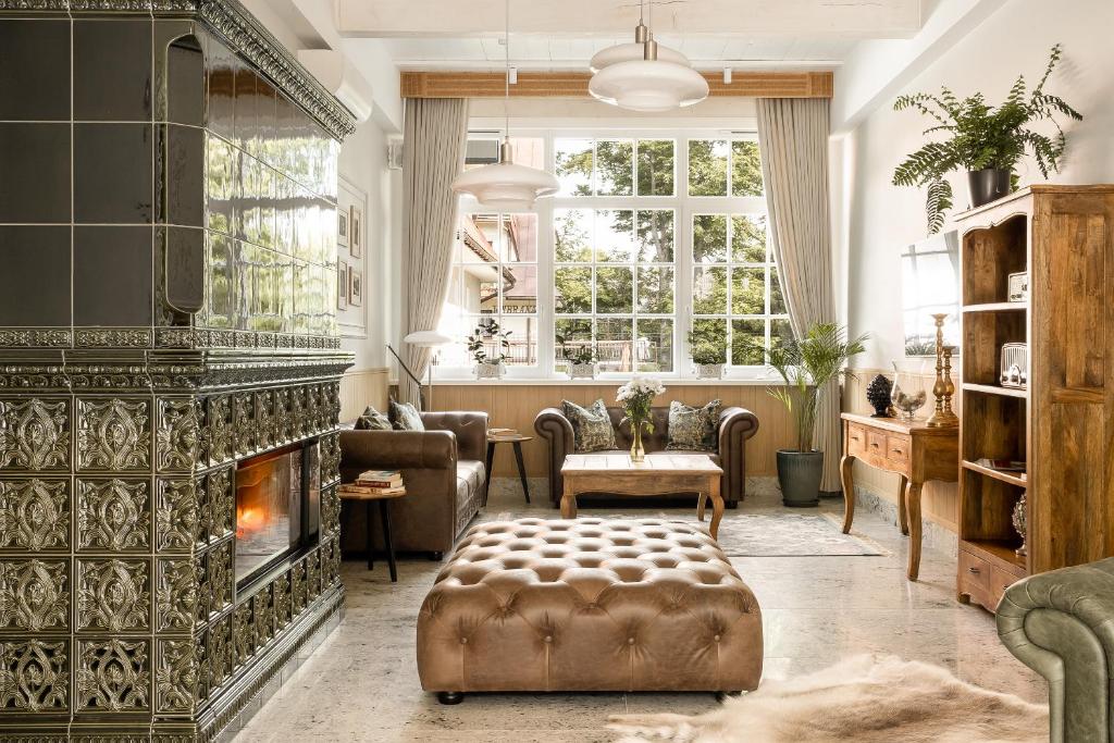 uma sala de estar ornamentada com uma lareira e um sofá em Willa Mak Residence - sauna, centrum em Zakopane