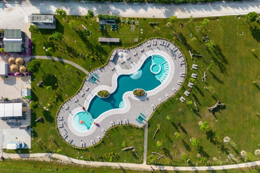 widok na basen w ogrodzie w obiekcie Marina Azzurra Resort w Lignano Sabbiadoro