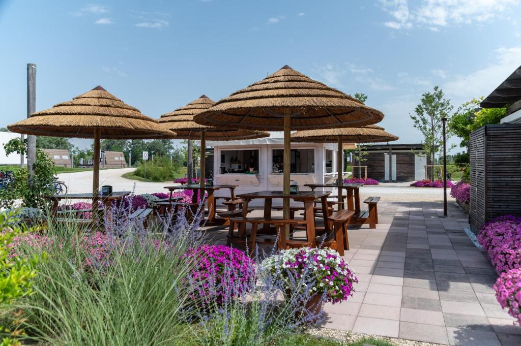 Ogród w obiekcie Marina Azzurra Resort