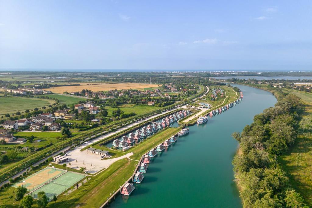 uma vista aérea de um rio com um grupo de barcos em Marina Azzurra Resort em Lignano Sabbiadoro