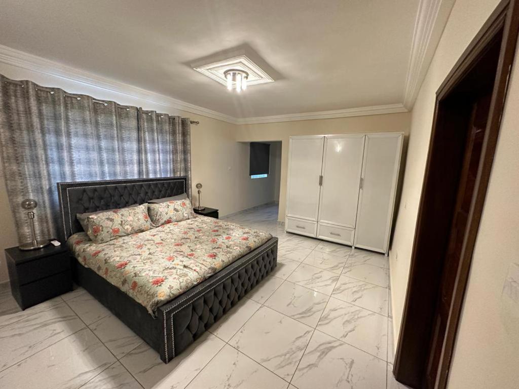 1 dormitorio con 1 cama en una habitación en After 5 Apartment 1- 3 spacious en-suite bedrooms en Freetown