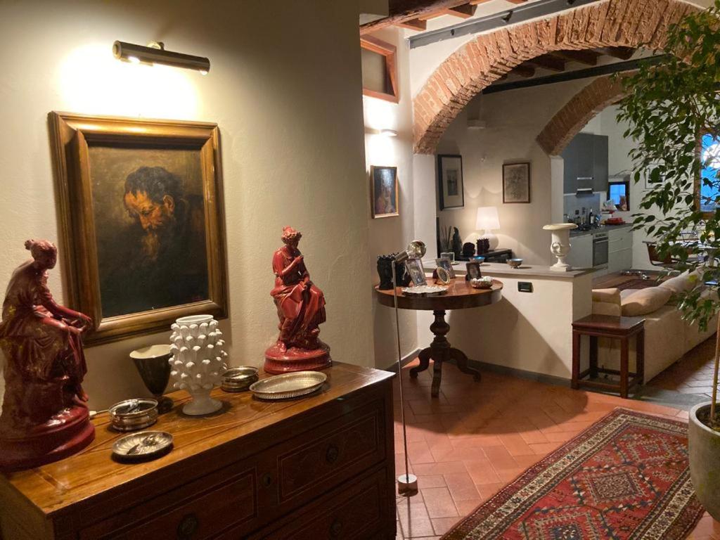 uma sala de estar com um quadro na parede e uma cozinha em Central and quiet apartment em Florença