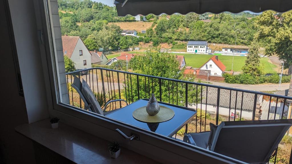 Habitación con vistas a un balcón con mesa y ventana. en Ferienhaus Kusel Blick, en Kusel