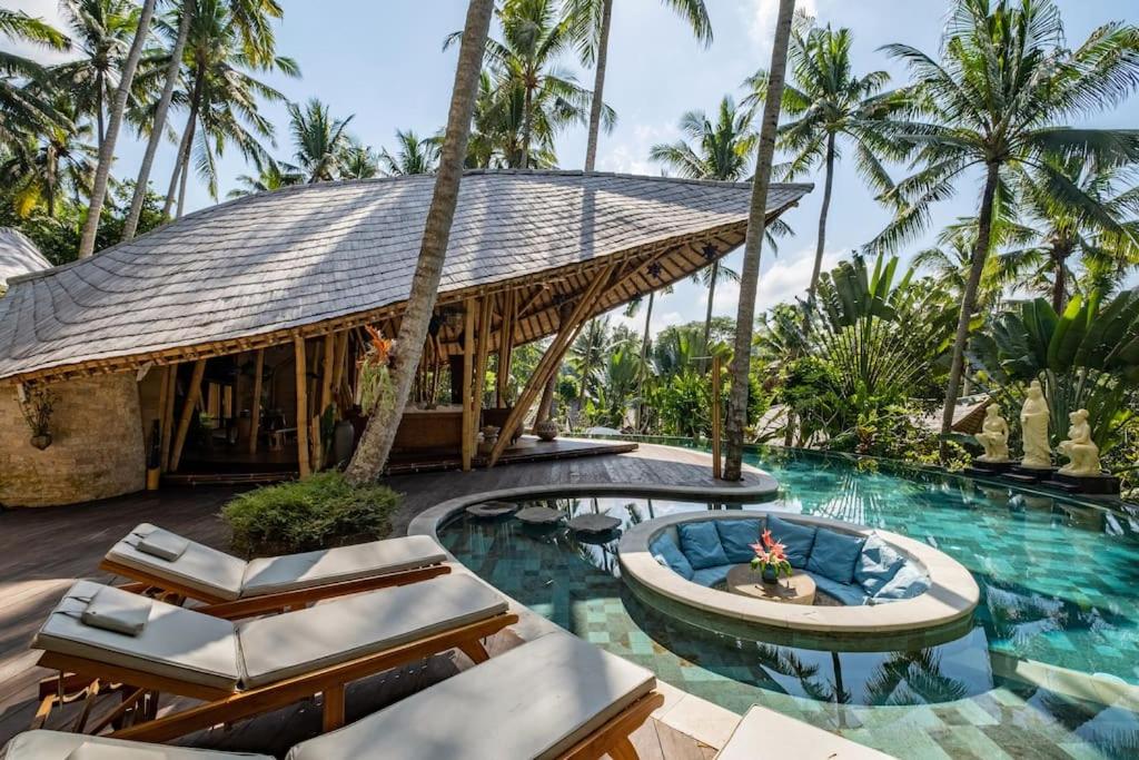 un resort con piscina e palme di Harmony House, Bamboo House with Pool view a Bringkit