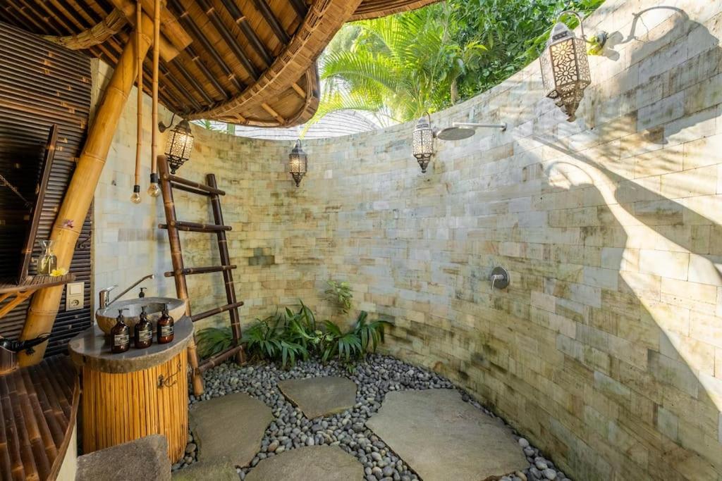 Foto dalla galleria di Harmony House, Bamboo House with Pool view a Bringkit