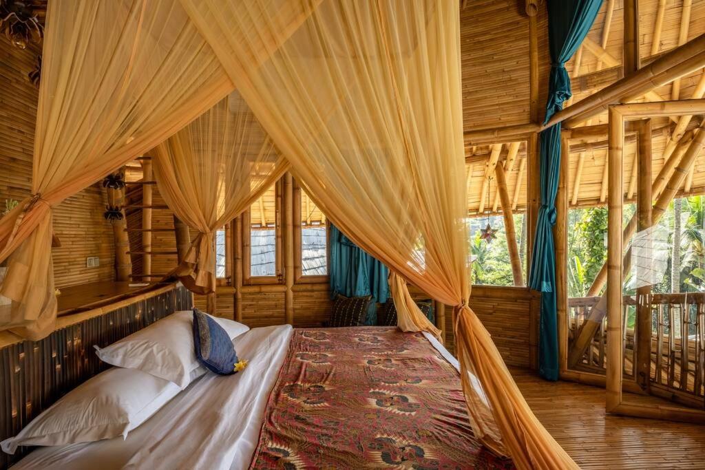 Letto o letti in una camera di Harmony House, Bamboo House with Pool view