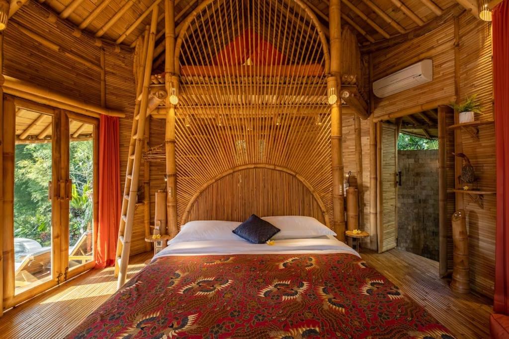 Letto o letti in una camera di Harmony House, Bamboo House with Pool view